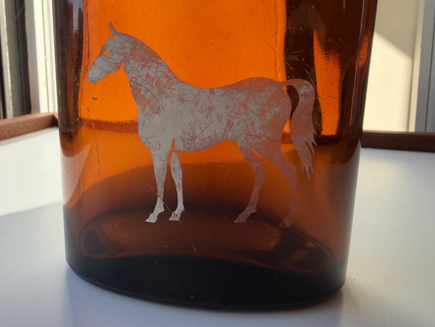 Vintage White Horse Scotch whisky bottle with white horse emblem and Glasgow distillery marking. Excellent condition. Perfect for Scotch whisky collectors.