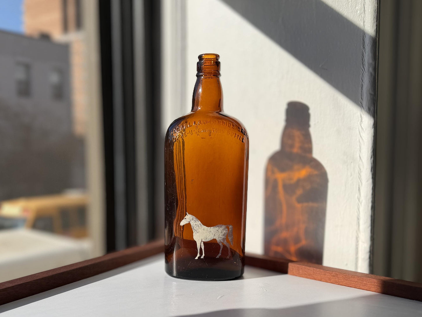 Vintage White Horse Scotch whisky bottle with white horse emblem and Glasgow distillery marking. Excellent condition. Perfect for Scotch whisky collectors.
