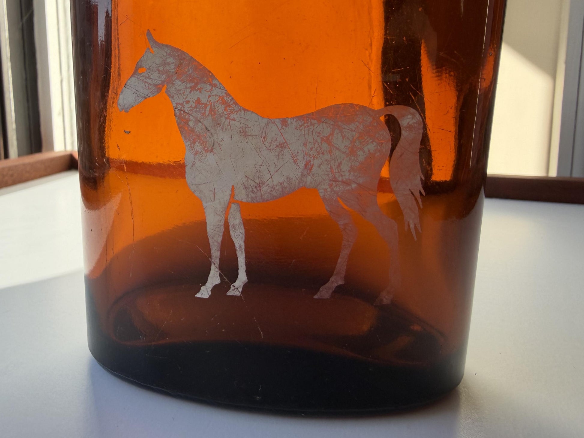 Vintage White Horse Scotch whisky bottle with white horse emblem and Glasgow distillery marking. Excellent condition. Perfect for Scotch whisky collectors.