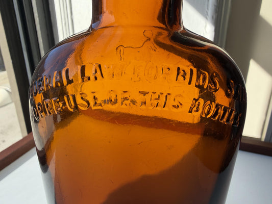 Vintage White Horse Scotch whisky bottle with white horse emblem and Glasgow distillery marking. Excellent condition. Perfect for Scotch whisky collectors.
