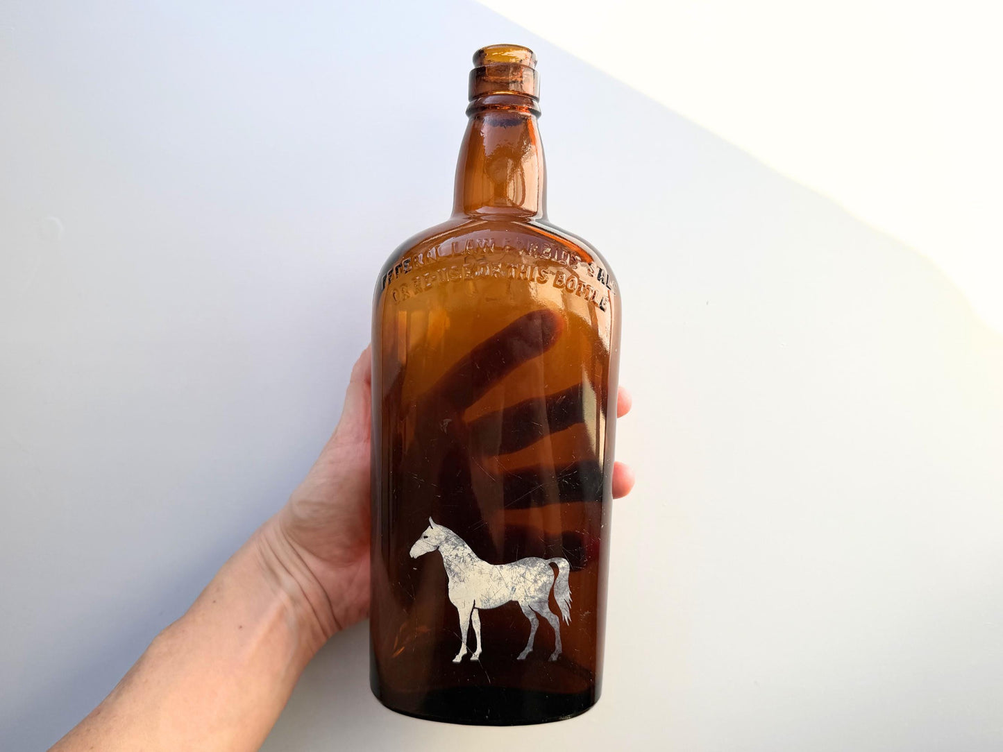 Vintage White Horse Scotch whisky bottle with white horse emblem and Glasgow distillery marking. Excellent condition. Perfect for Scotch whisky collectors.