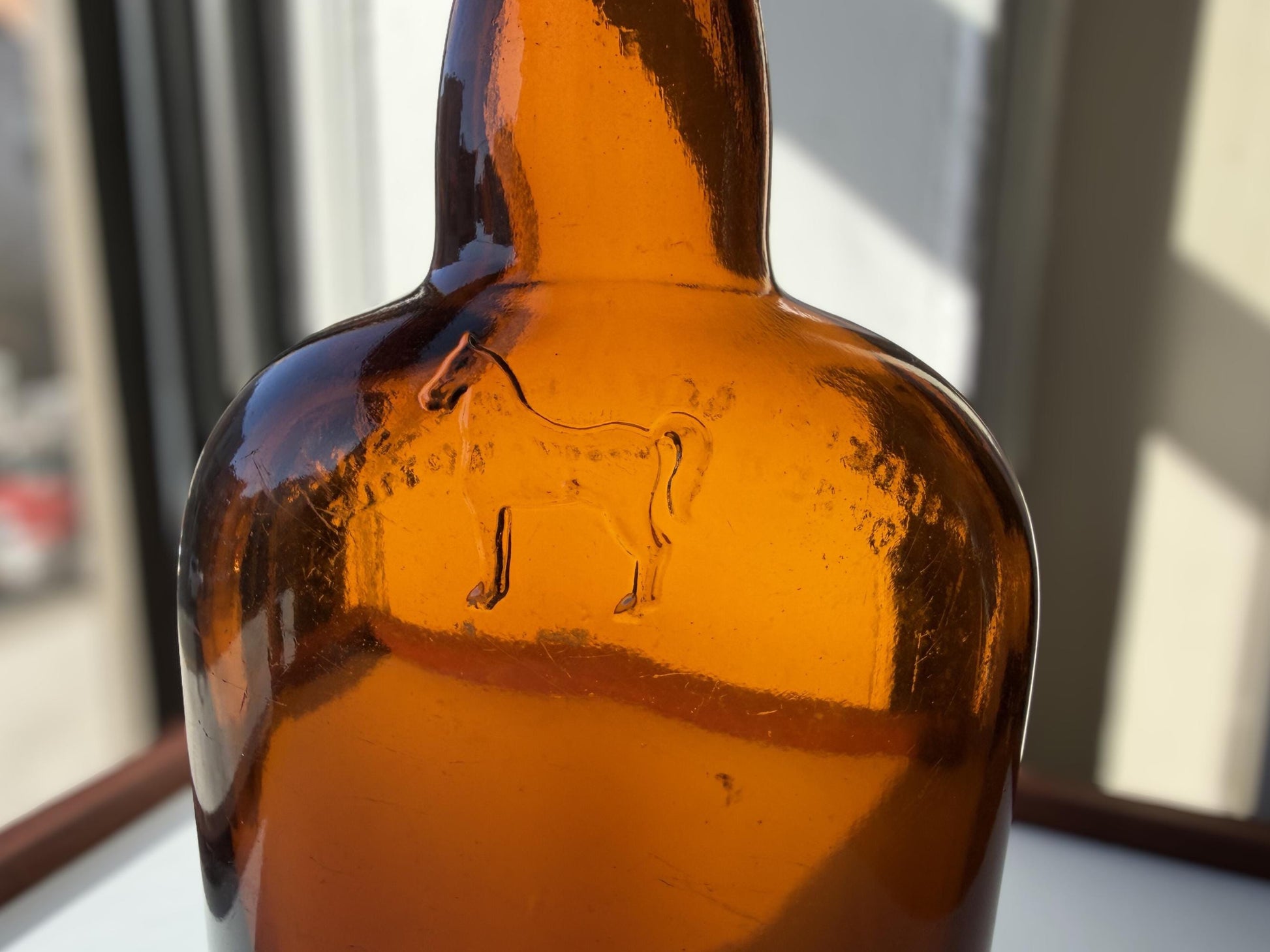Vintage White Horse Scotch whisky bottle with white horse emblem and Glasgow distillery marking. Excellent condition. Perfect for Scotch whisky collectors.