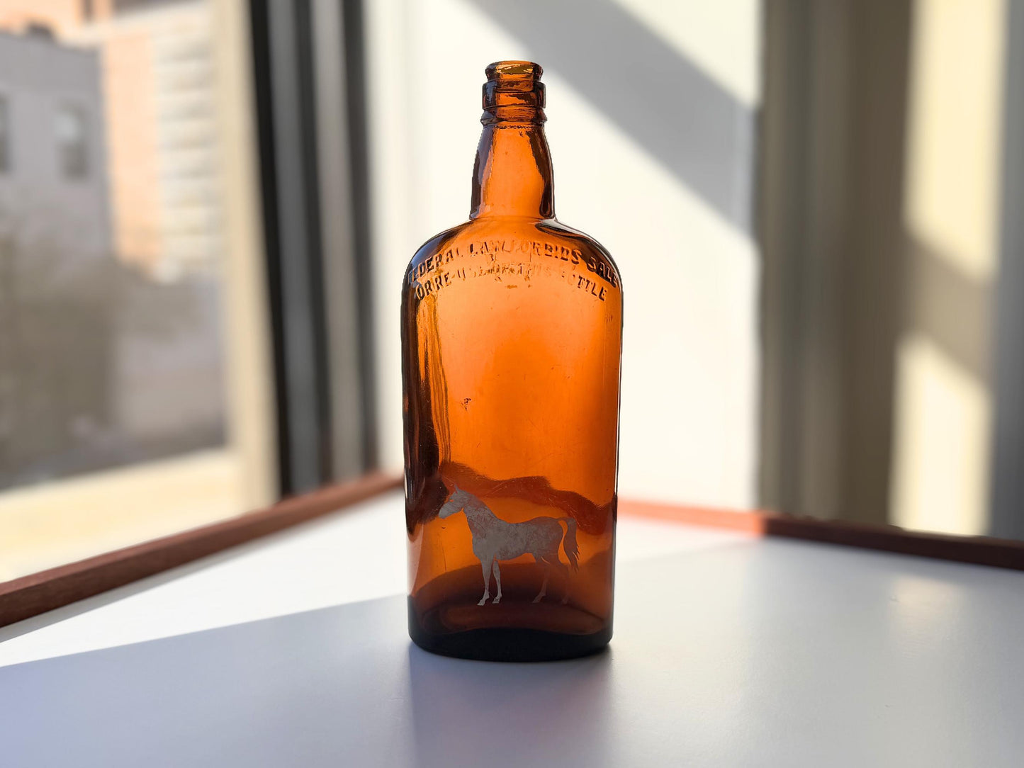 Vintage White Horse Scotch whisky bottle with white horse emblem and Glasgow distillery marking. Excellent condition. Perfect for Scotch whisky collectors.