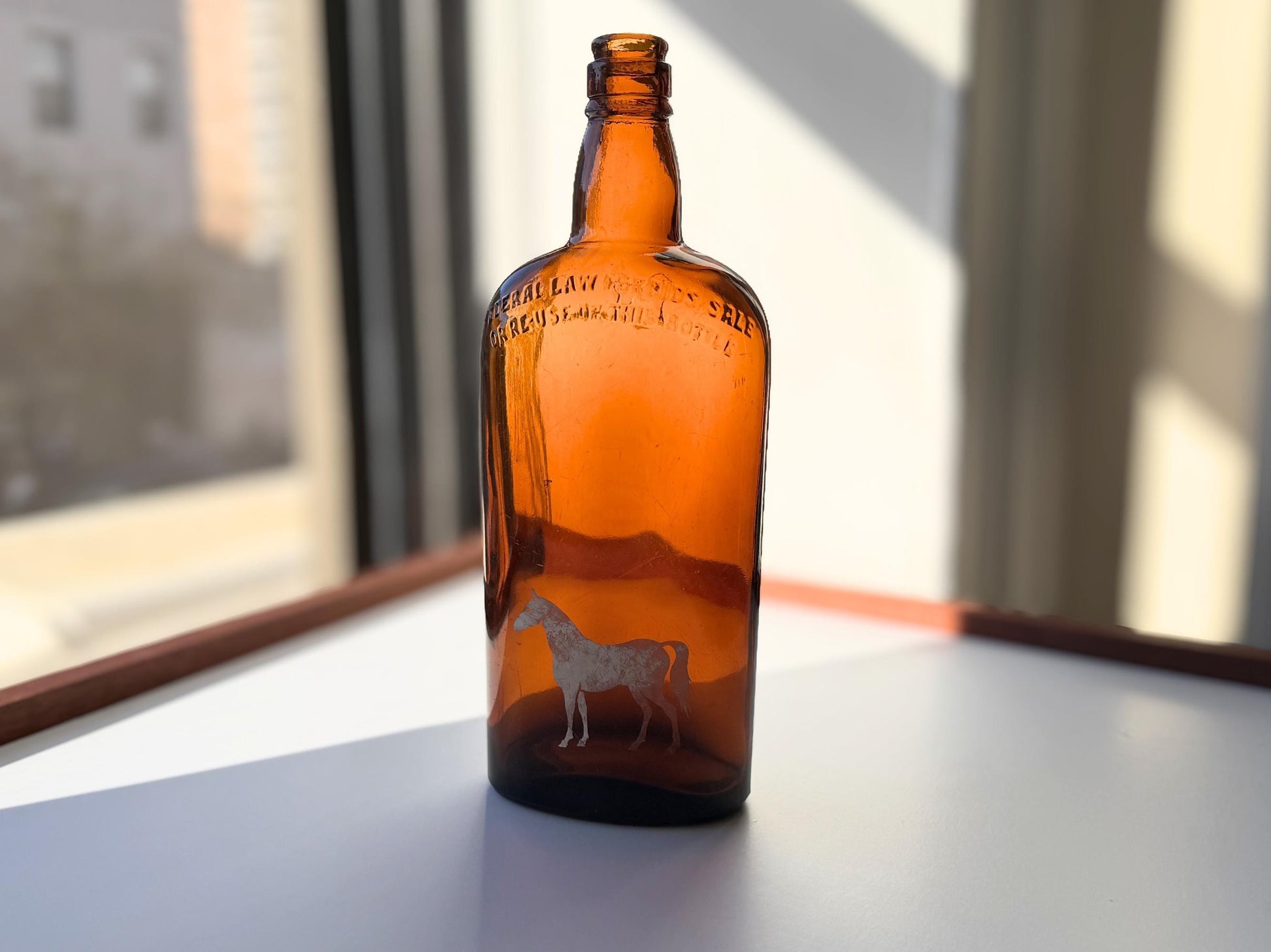 Vintage White Horse Scotch whisky bottle with white horse emblem and Glasgow distillery marking. Excellent condition. Perfect for Scotch whisky collectors.
