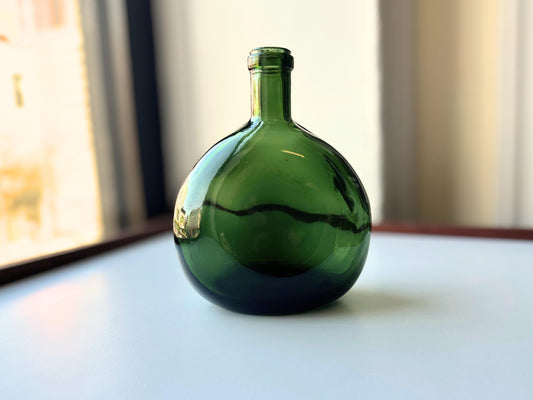 Emerald green onion bottle full front view, applied lip neck, NYC beach recovery