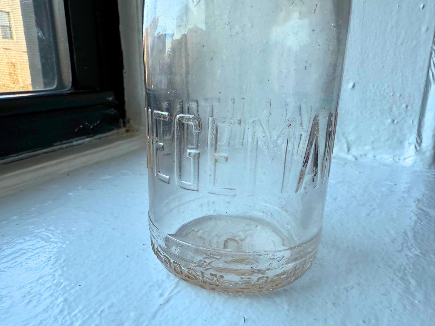 Hegeman Hamilton milk bottle side profile in natural light, 1951 NYC dairy farmhouse display