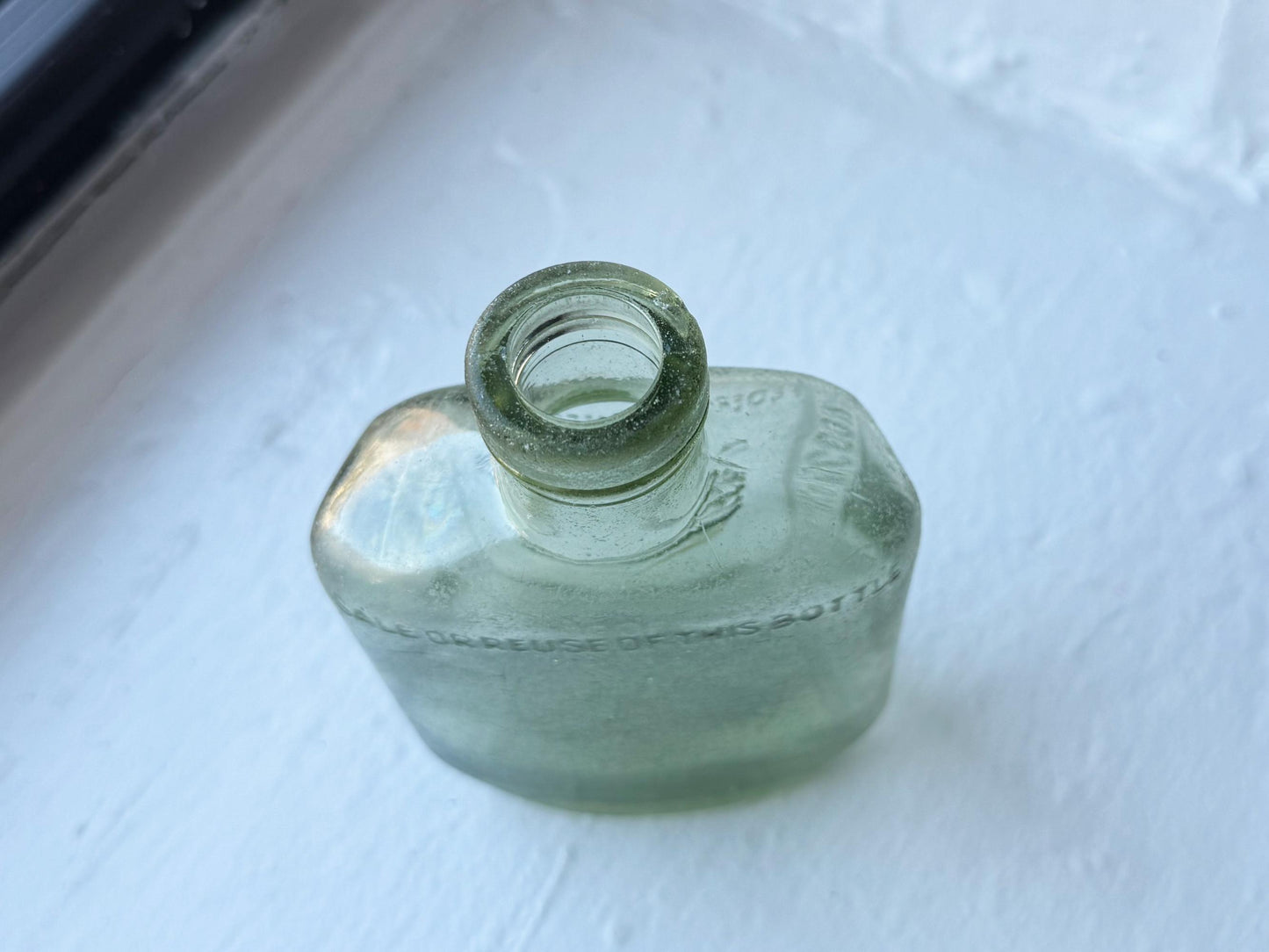 Hennessy cognac bottle base showing JAS Hennessy and Co Cognac and 1938 production date, Made in France